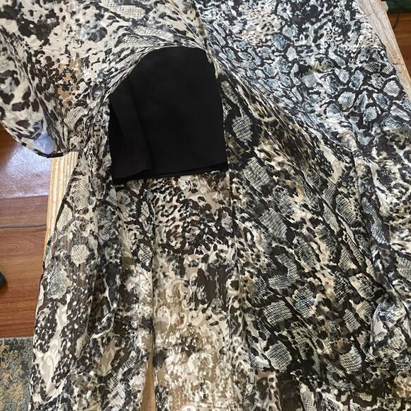 Alice + Olivia
Athena Python-Print Stretch Silk A-Line Midi Skirt - Picture 5 of 9